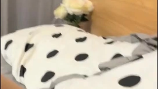 与配偶的亲密接触导致深红色内衣的高潮