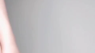 持久哥探花周末约操良家嫩妹，外表甜美戴眼镜，抓着大屌吸吮，怼着骚穴猛操很舒服