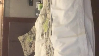 胸部丰满的大学女孩渴望大黑屌并得到它