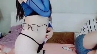 真实的亚洲情侣在宿舍房间里被摄像机捕捉到亲密时刻