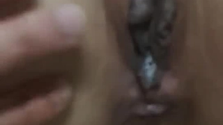 自然胸部的非洲少女在课堂上变得淘气