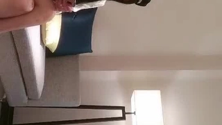 ?18岁非常嫩的校花被约到酒店穿泳装为其口交