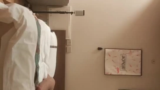 穿着恋物癖服装的年轻业余爱好者进行POV足交和口交