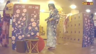 哺乳期少妇！奶子胀的很挤乳汁！大肥臀骑枕头，棒棒冰磨蹭插入骚逼，啤酒杯骑乘位太骚