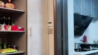 少女在硬核假阳具场景中涂上油并被粗暴地干