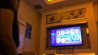 少女女同性恋April Olsen和Ella Reese沉迷于脸坐和舔阴部