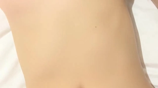 可爱的女孩手淫自慰