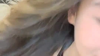 业余亚洲少女在商场商店偷窃比基尼被抓到,这是一部铁杆视频