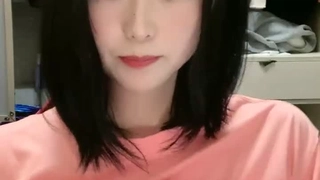 身材性感苗条的白嫩小美女应该是背着男友酒店偷情,刚操一会突然接到短信赶紧穿上衣服走了,长得真漂亮!