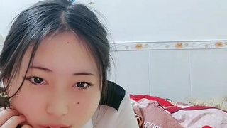 日本视频网站WWW色高清免费老婆对着镜头自慰，很多水